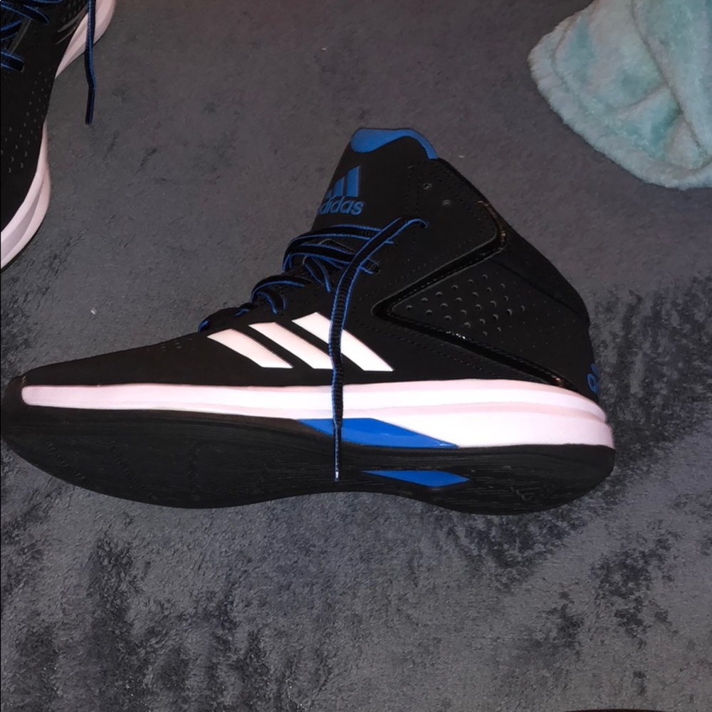 BRAND NEW ADIDAS NEVER BEEN WORN - Picture 2 of 8